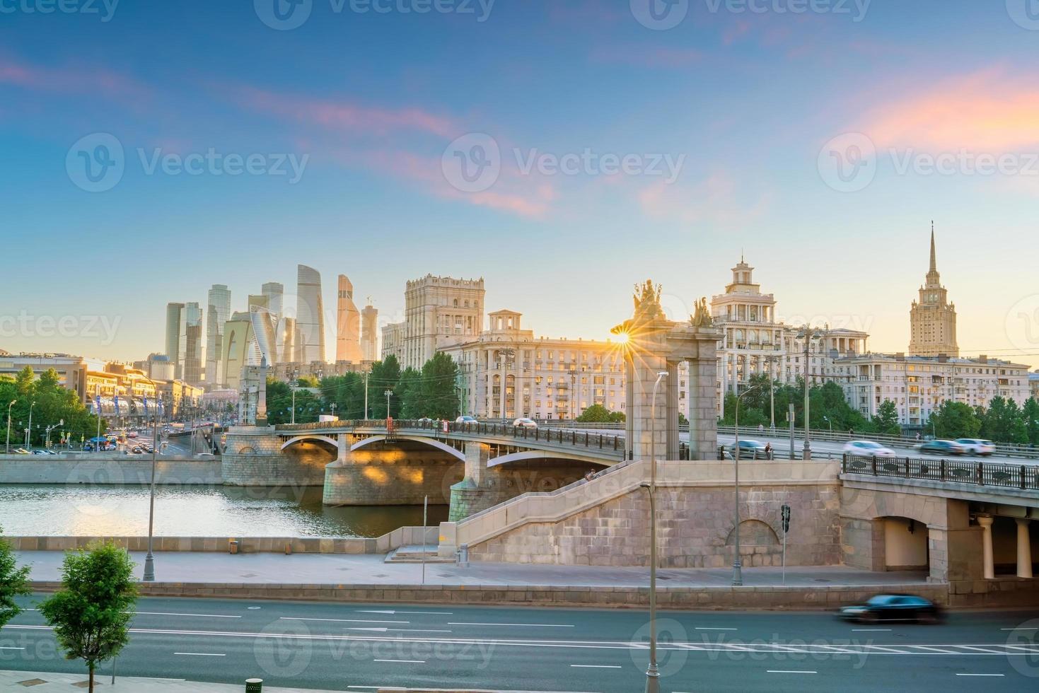 moskou city skyline zakenwijk en moskou rivier in rusland foto