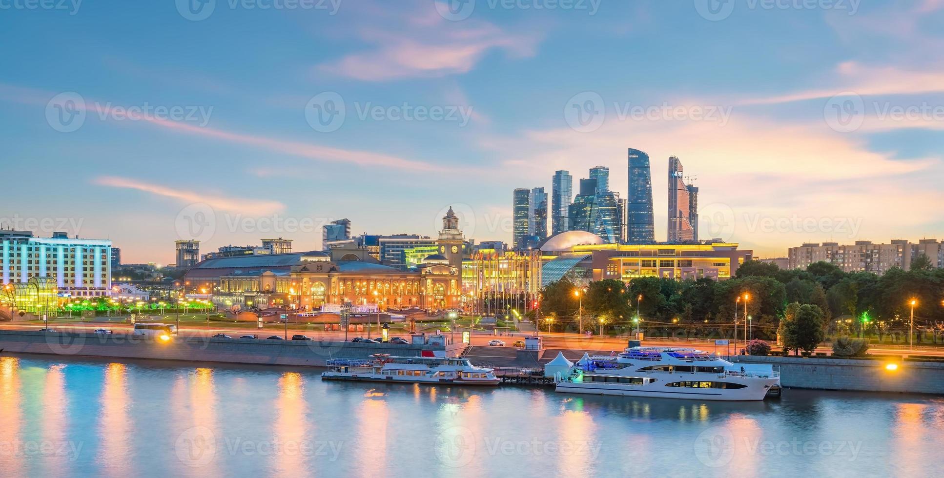 moskou city skyline zakenwijk en moskou rivier in rusland foto