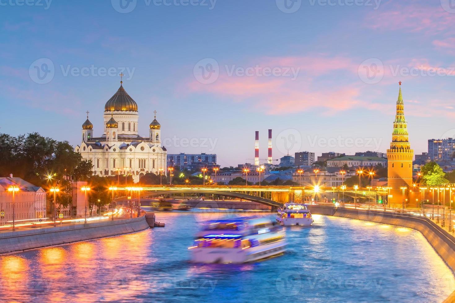 panoramisch uitzicht op de rivier de Moskou en het paleis van het Kremlin in Rusland foto