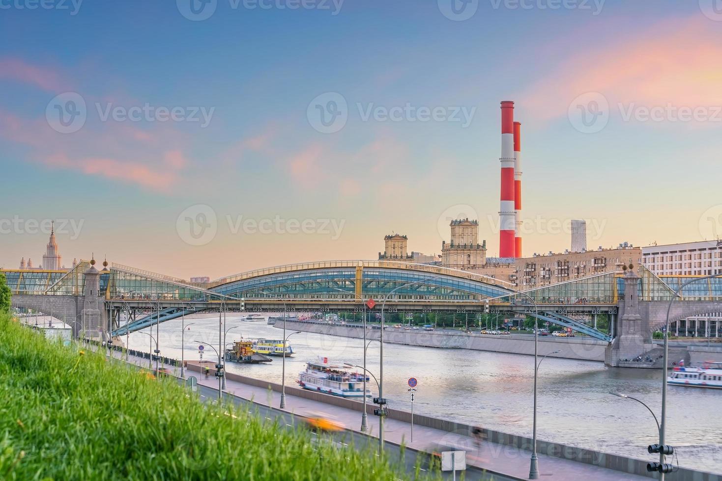 moskou city skyline zakenwijk en moskou rivier in rusland foto