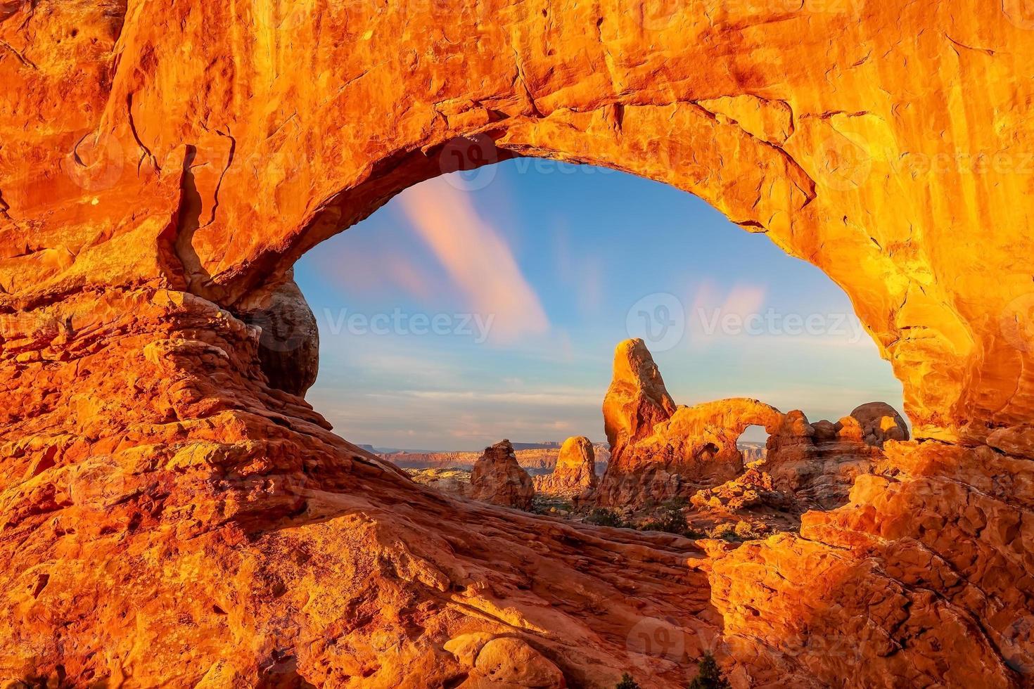 torentjeboog door het noordenvenster in het nationale park van bogen in utah foto