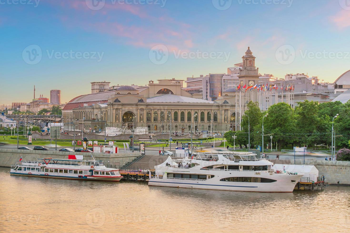 moskou city skyline zakenwijk en moskou rivier in rusland foto