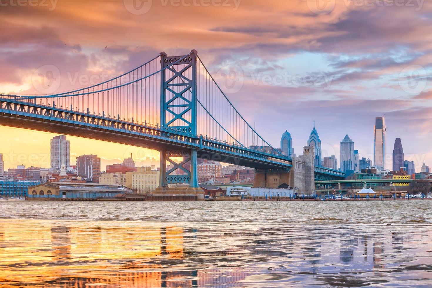 philadelphia skyline, ben franklin bridge en penn's landing foto