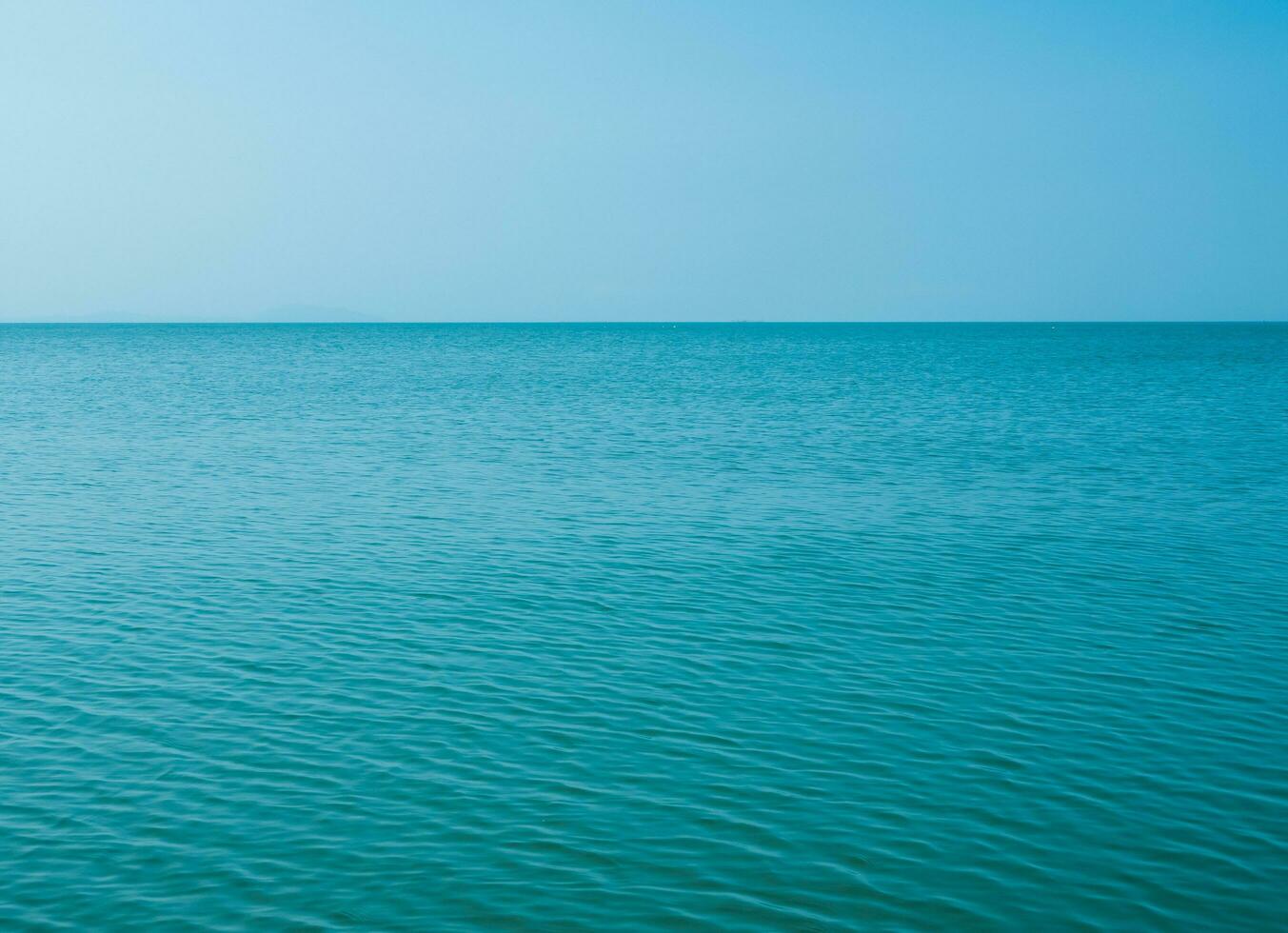 landschap mooi zomer panoramisch voorkant visie tropisch zee strand wit zand schoon en blauw lucht achtergrond kalmte natuur oceaan Golf water niemand reizen Bij sai kaew strand Thailand chonburi zon dag tijd foto