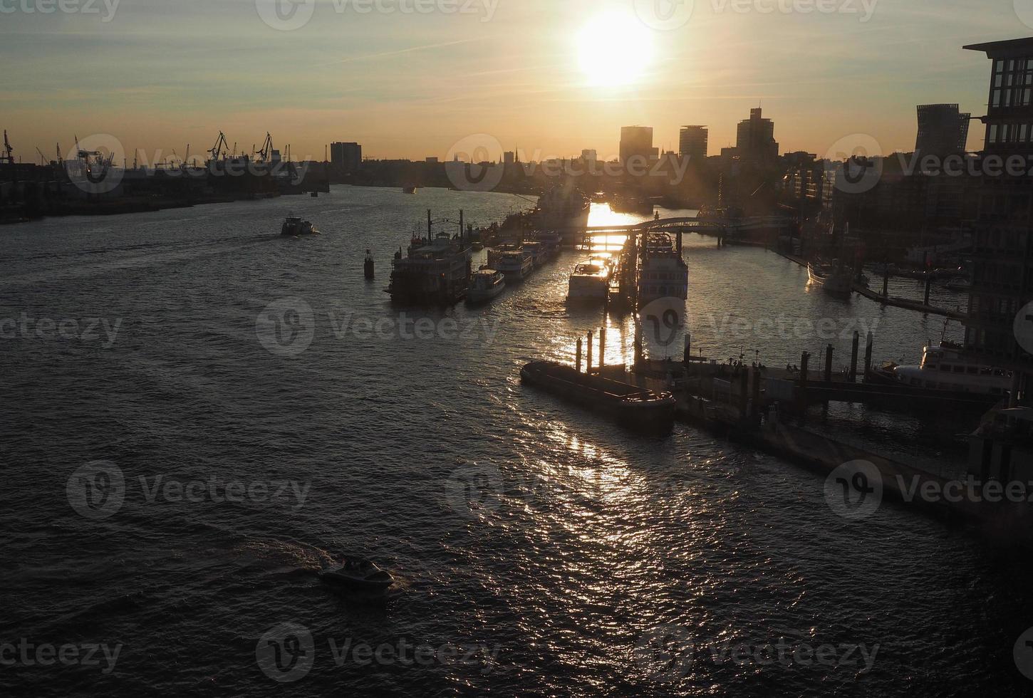 uitzicht op de stad hamburg bij zonsondergang foto