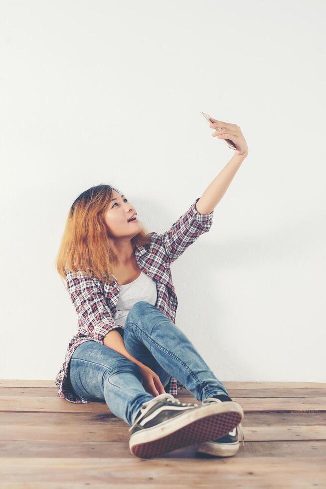 gelukkige jonge hipster vrouw selfie foto nemen op smartphone.