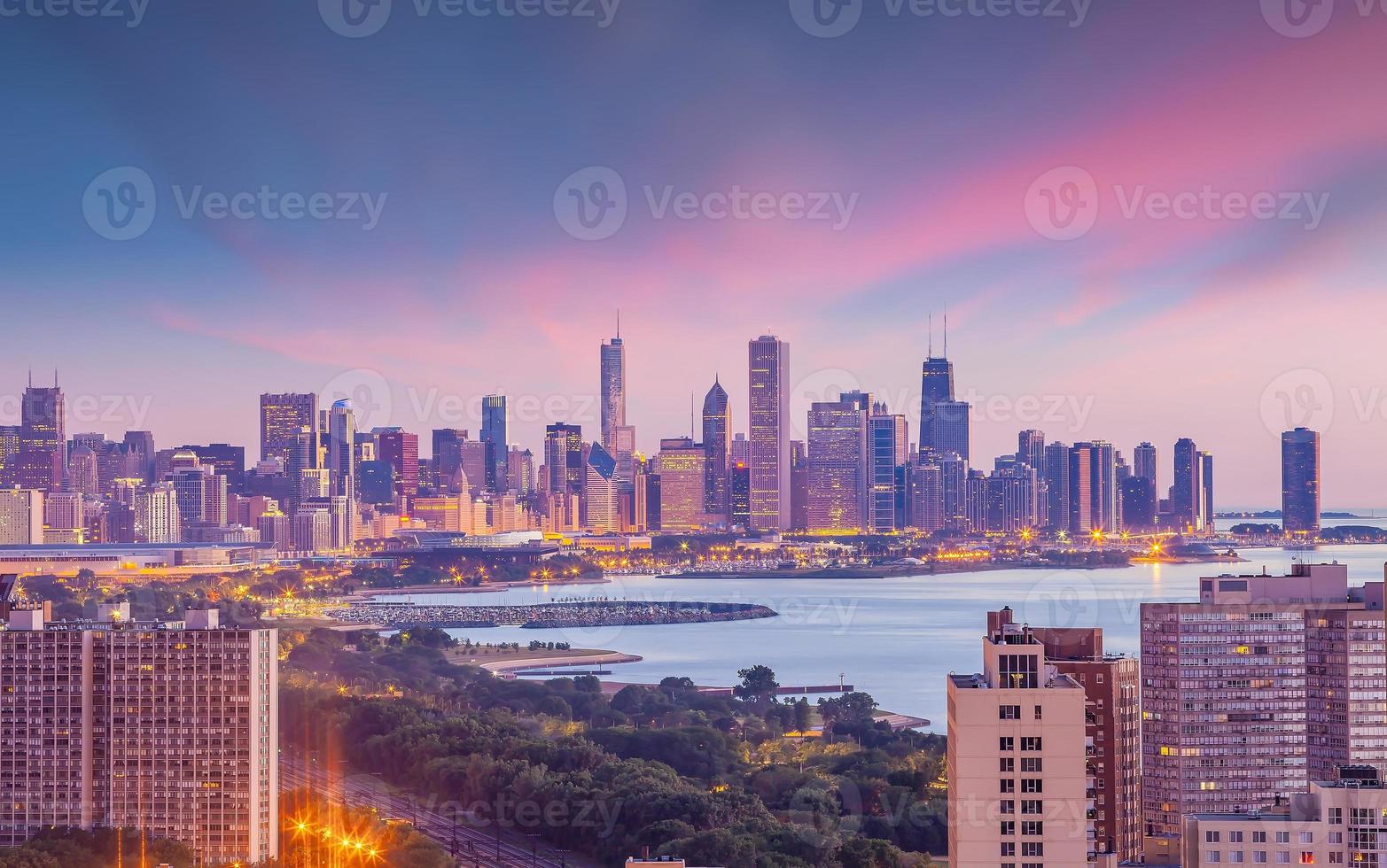 skyline van de binnenstad van chicago bij zonsondergang illinois in de vs foto