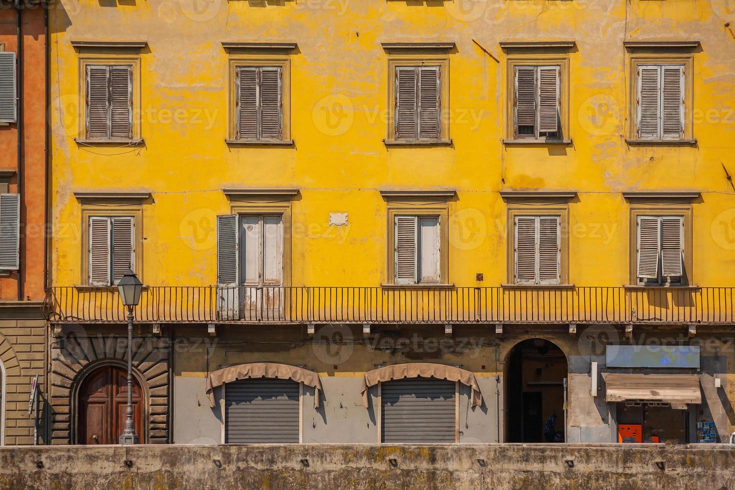 geveldecoratie in de skyline van de binnenstad van pisa, italië foto