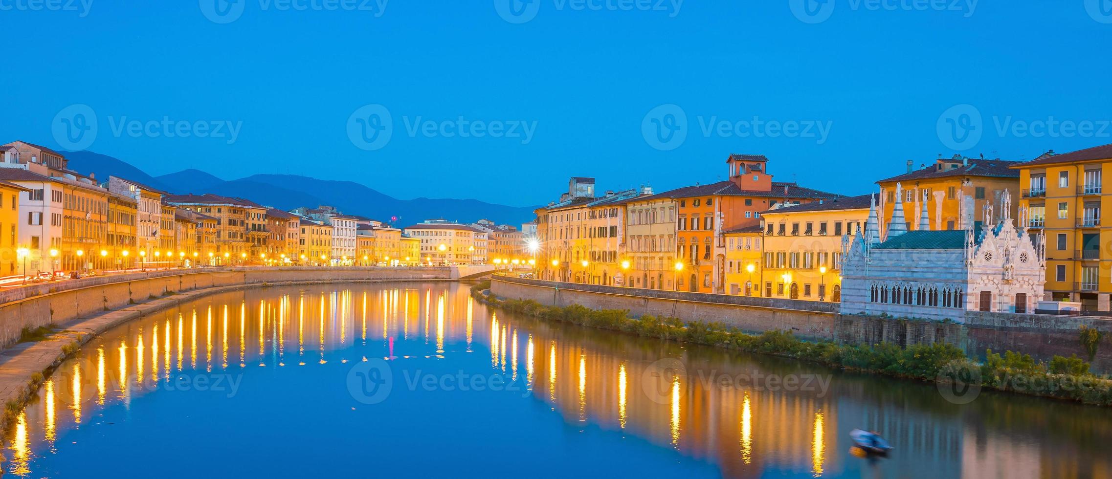 de skyline van pisa en de rivier de arno foto