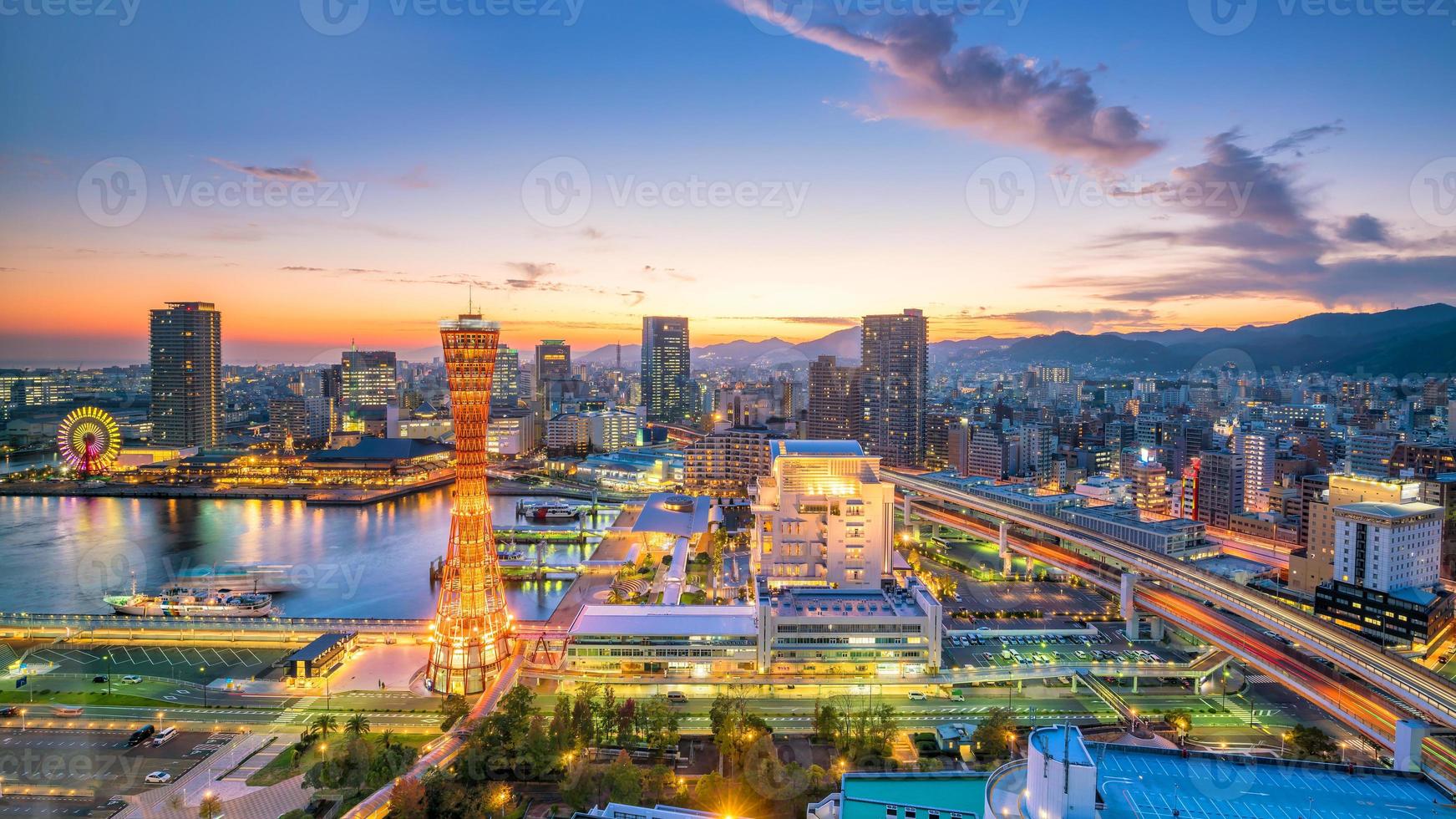 skyline en haven van kobe in japan foto