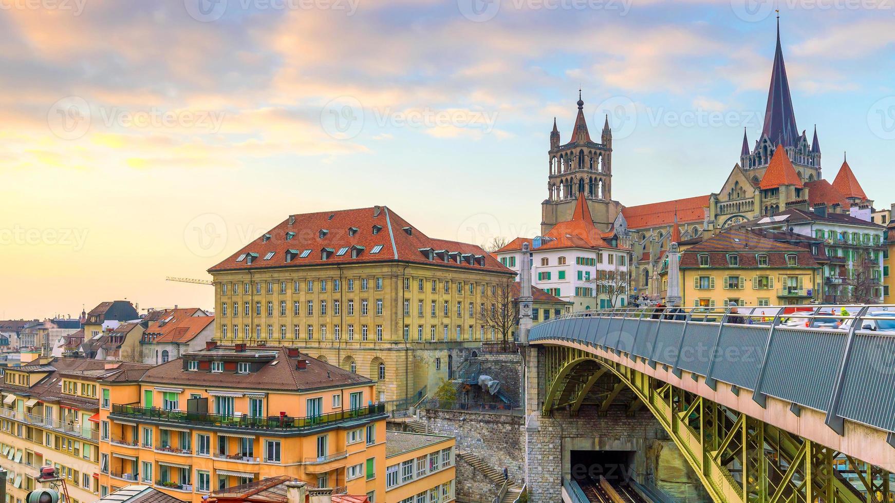 de stadshorizon van het centrum van lausanne in zwitserland foto