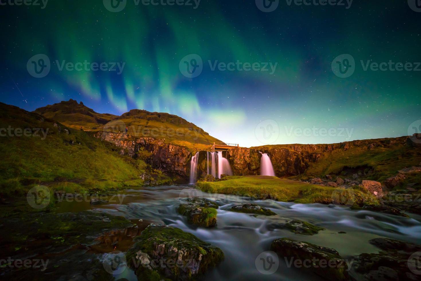 landschap van berg en waterval in ijsland foto