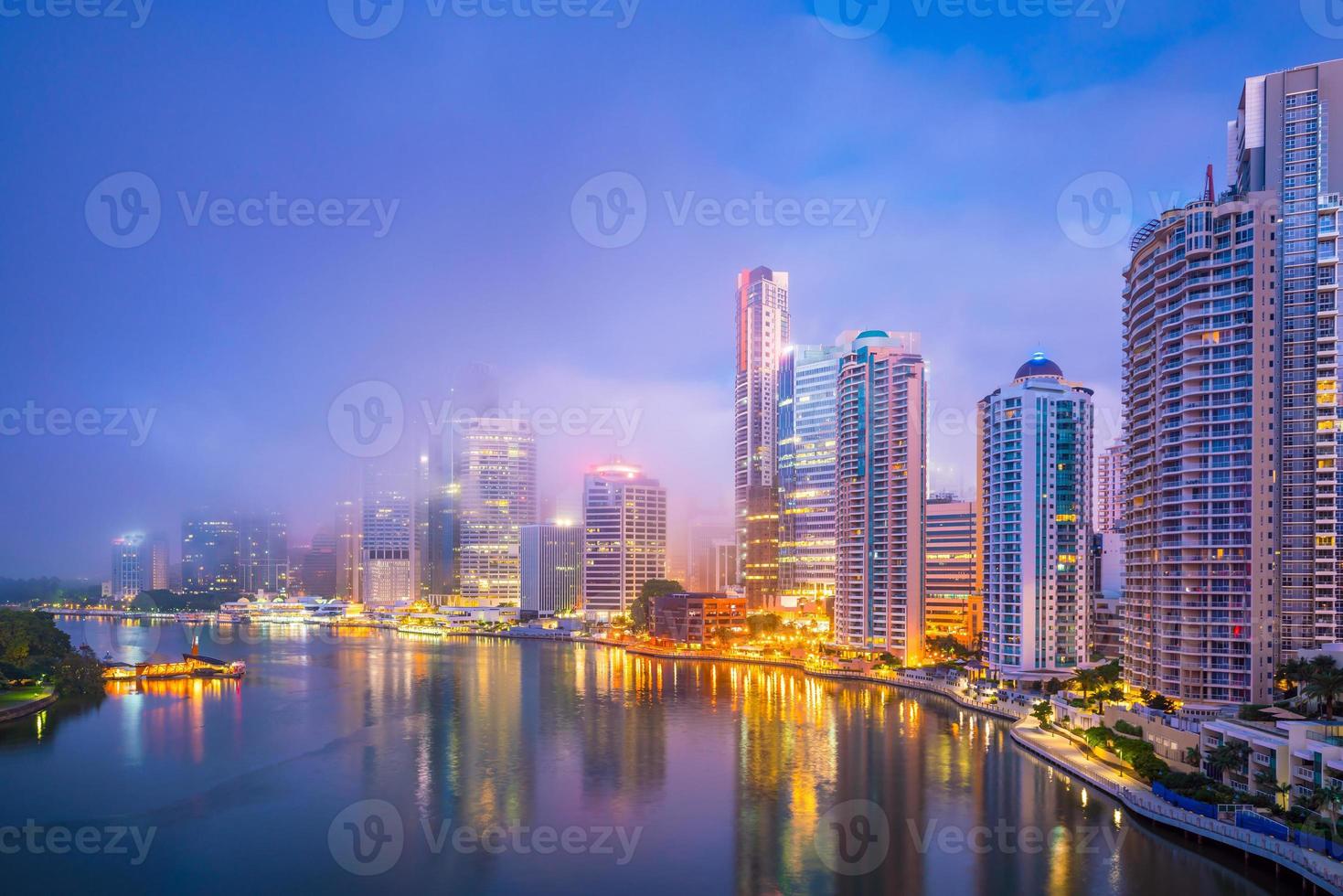 de skyline van Brisbane en de rivier van Brisbane bij schemering foto