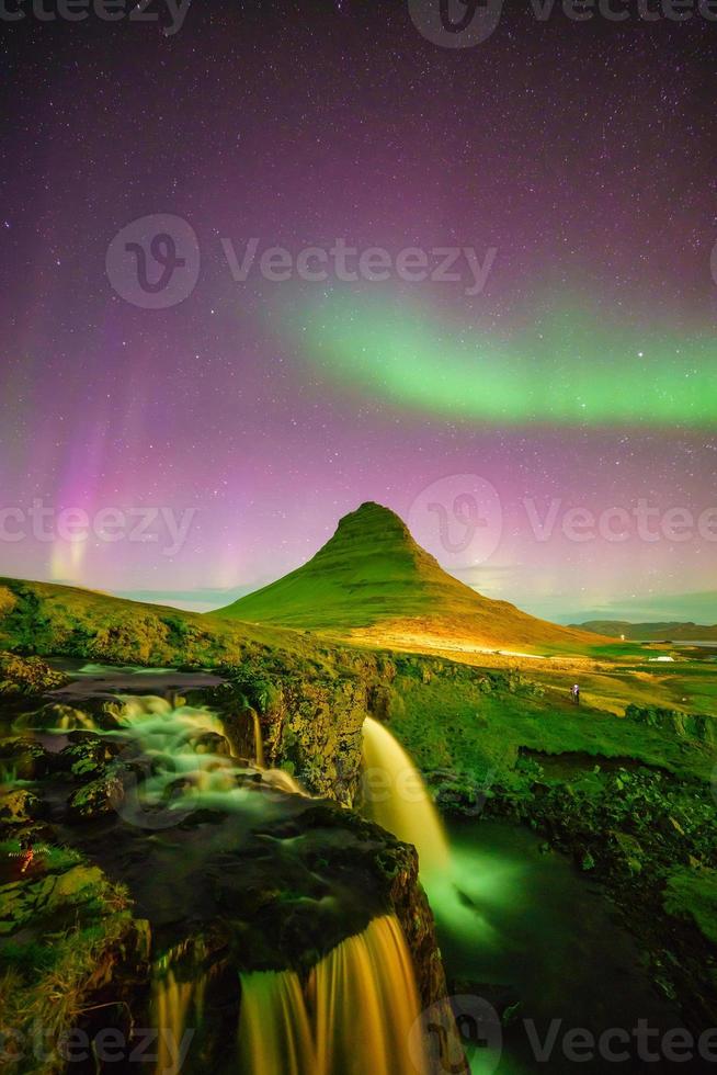 noorderlicht over de berg Kirkjufell foto