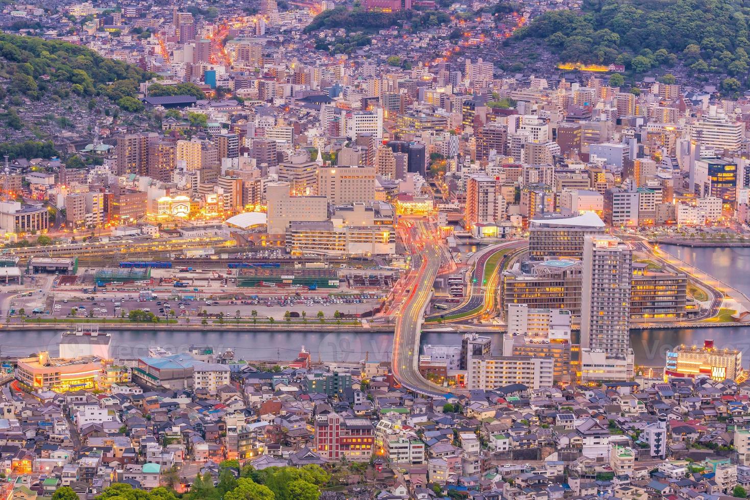 prachtig panorama luchtfoto van de skyline van Nagasaki 's nachts foto