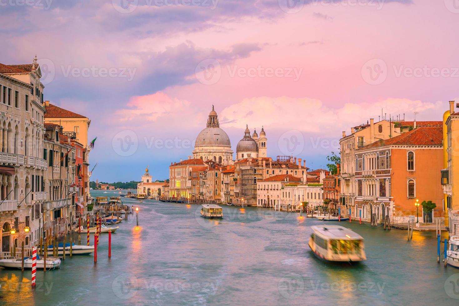 groot kanaal in venetië, italië met de basiliek van santa maria della salute foto