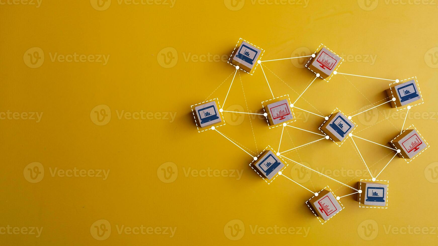 houten kubussen met computer en laptop pictogrammen verbonden naar elk andere Aan een netwerk Aan een geel achtergrond. concept van computer netwerk of communicatie. foto