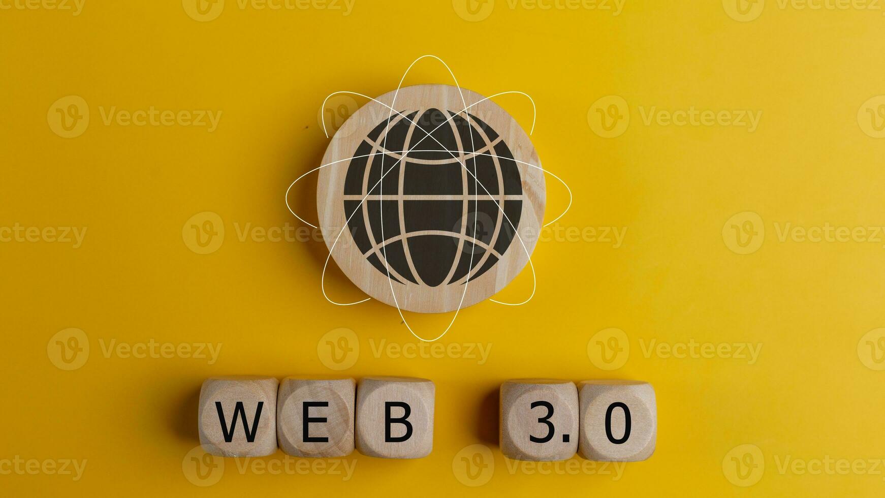 web 3.0 concept beeld met houten kubussen met de woord web 3.0 Aan een geel achtergrond. technologie en web 3.0 concept. foto