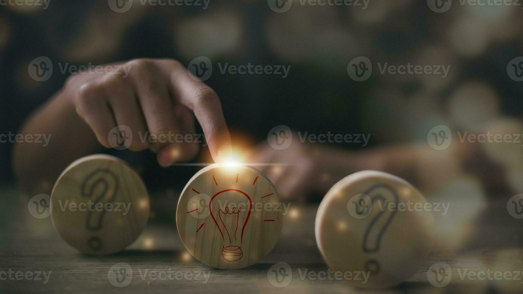 Dames aanraken licht bollen Aan hout. de werkwijze van probleemoplossing of idee vorming. vraag Mark en licht lamp pictogrammen. idee concepten. foto