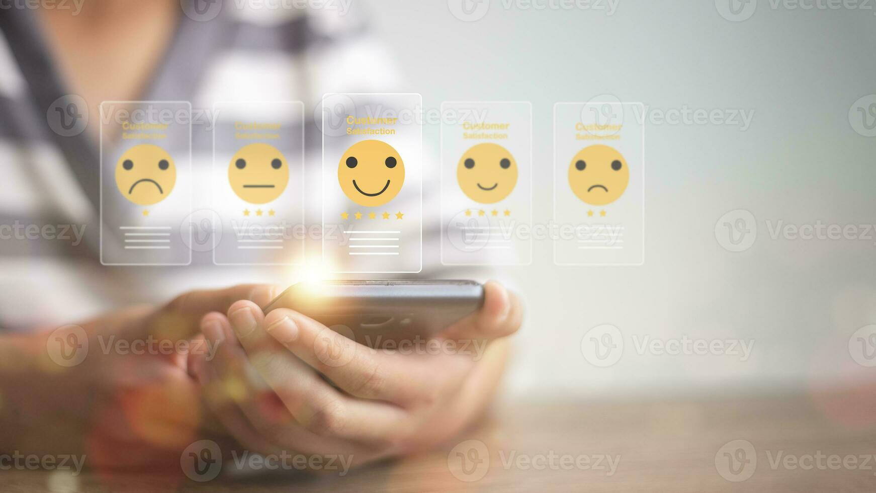 zakenvrouw drukken gezicht emoticon Aan virtueel tintje scherm Bij smartphone .klant onderhoud evaluatie concept foto