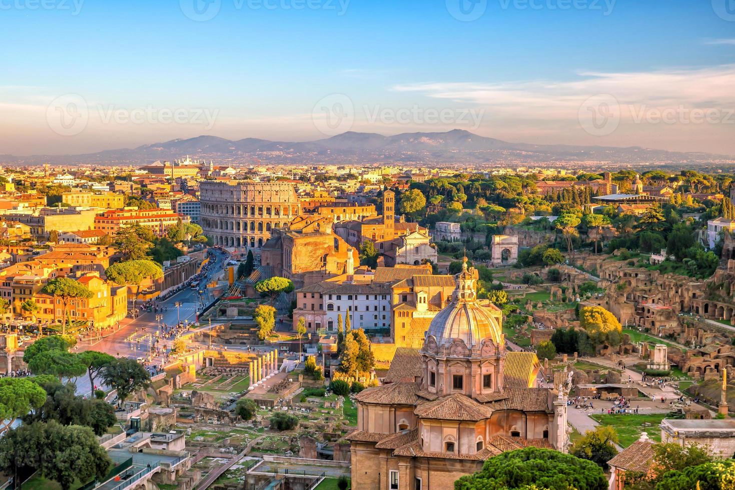 bovenaanzicht van de skyline van rome vanaf castel sant'angelo foto