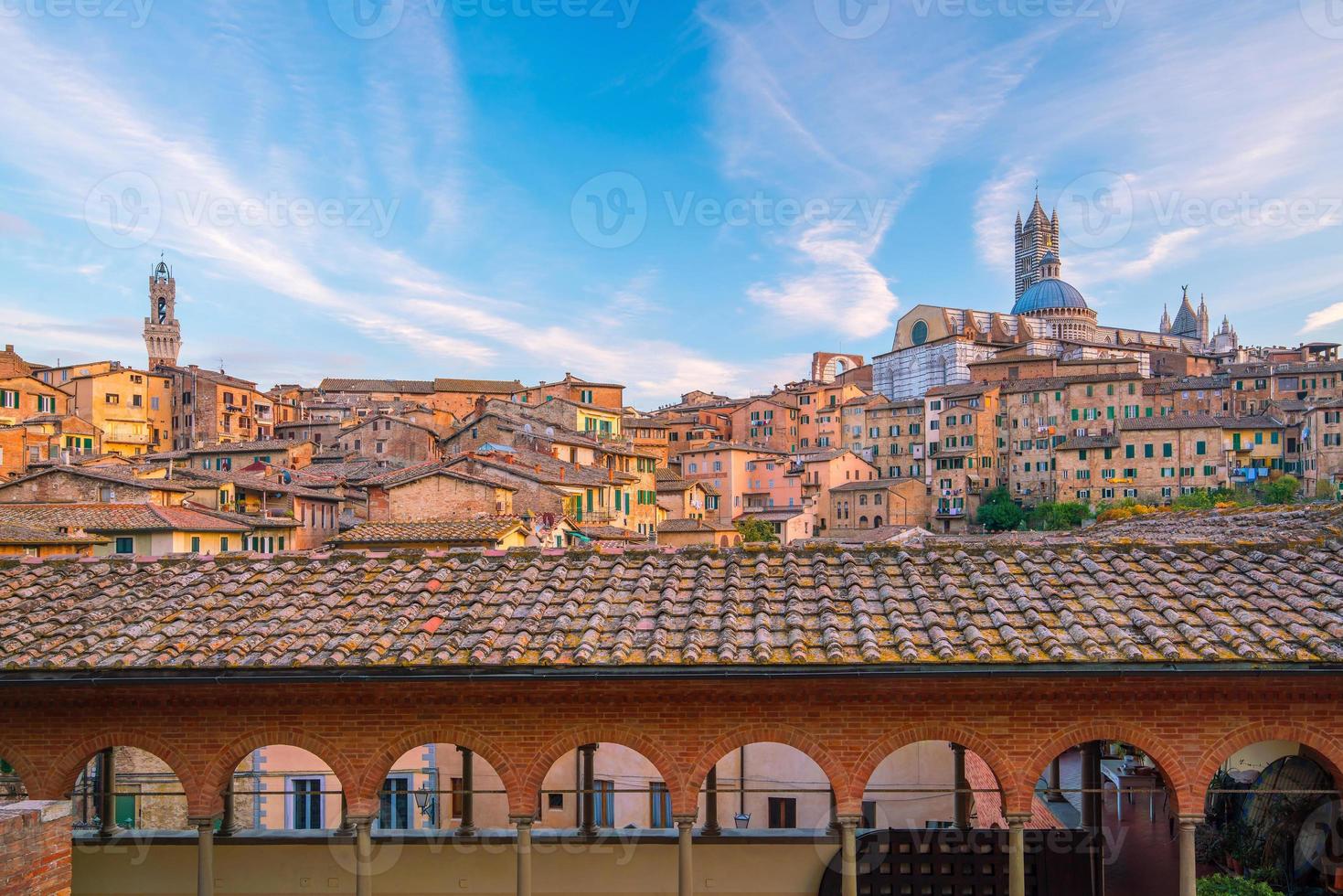 de skyline van de binnenstad van siena in Italië foto