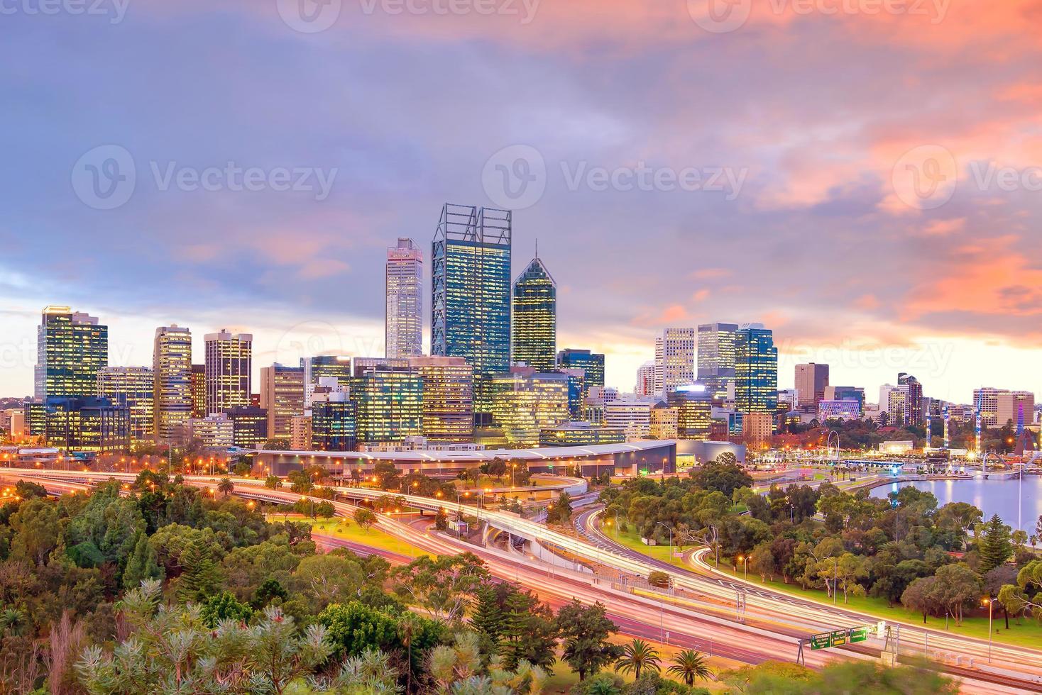 de skyline van de binnenstad van Perth in Australië foto