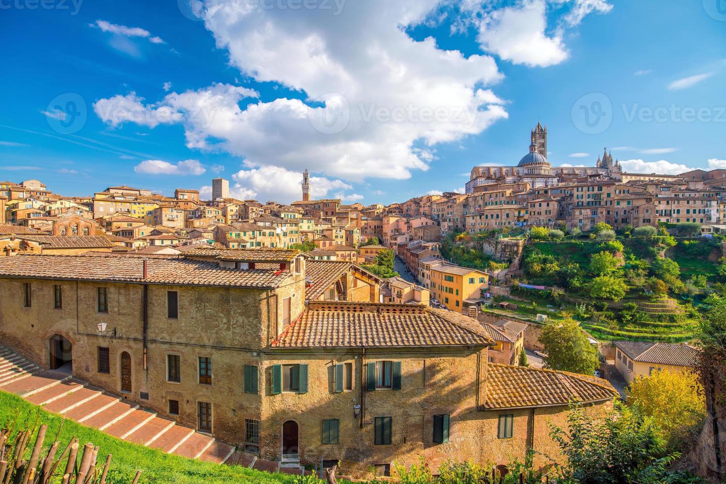 de skyline van de binnenstad van siena in Italië foto