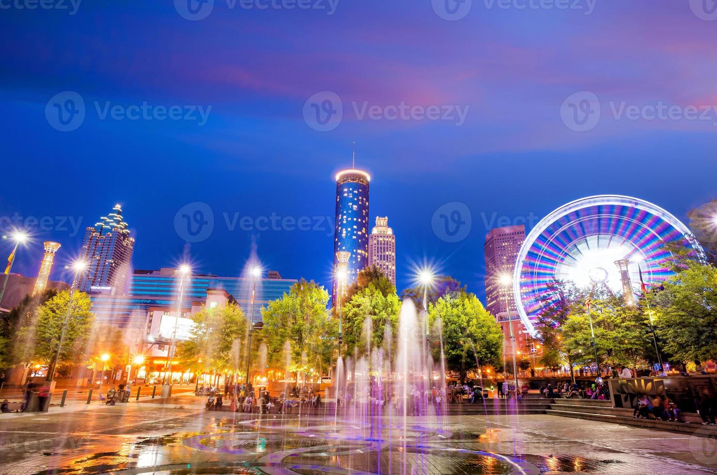 park in atlanta tijdens het blauwe uur na zonsondergang foto