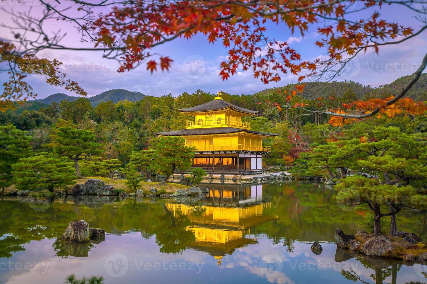het gouden paviljoen van de kinkaku-ji-tempel in kyoto, japan foto