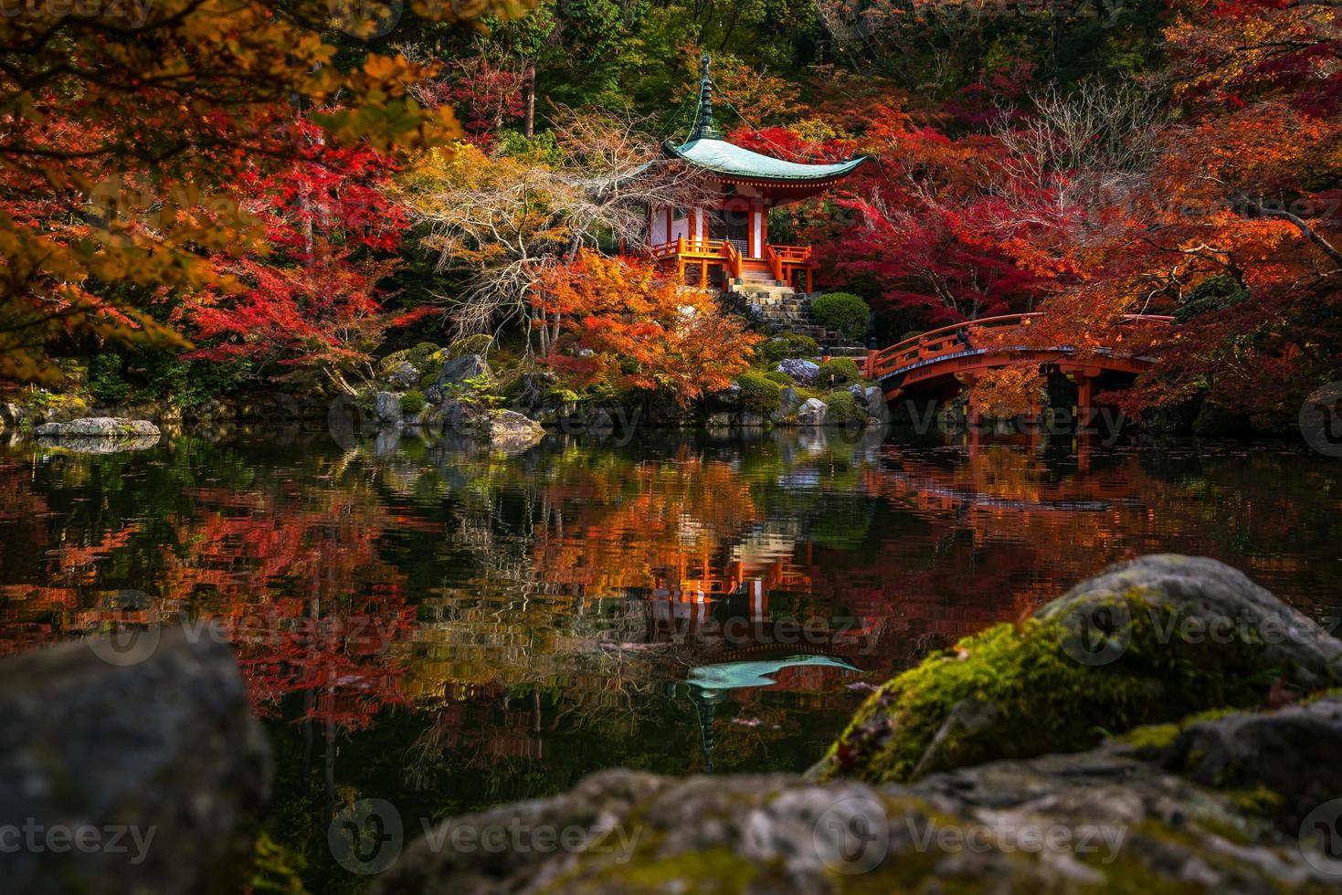 beroemde Daigoji-tempel met rode herfstbladeren in Kyoto foto