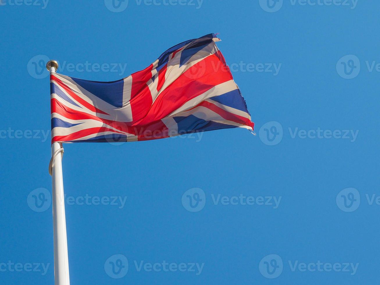 Britse vlag over blauwe lucht foto