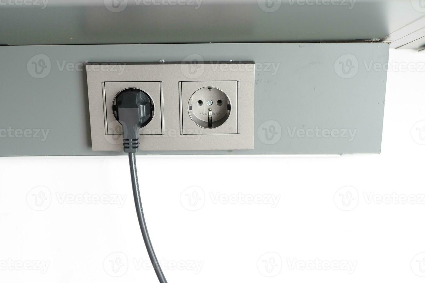wit kleur macht koord kabel aangesloten in muur foto