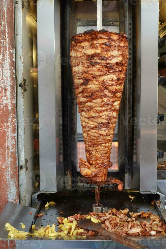 roterend traditioneel gyros vlees dichtbij omhoog foto