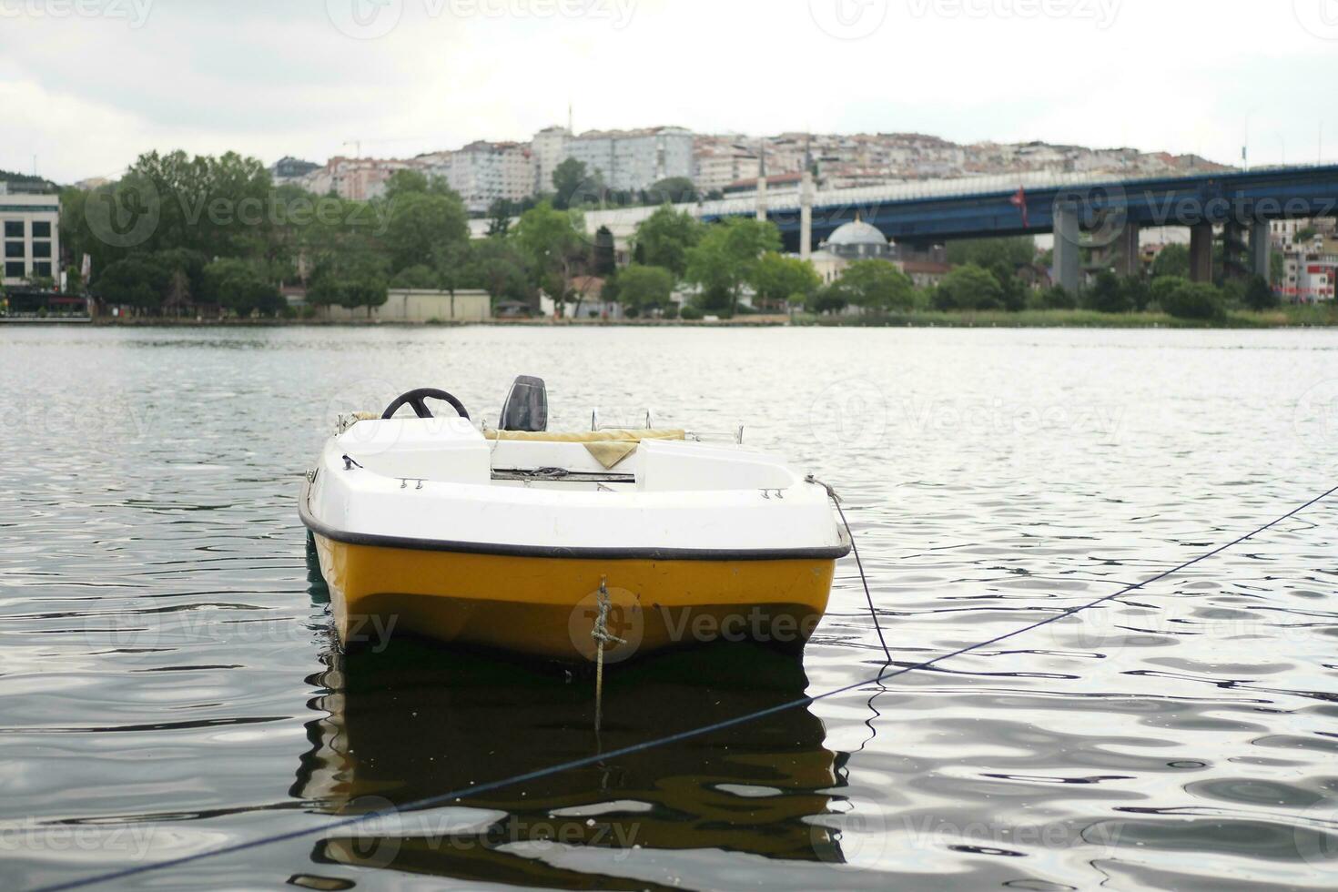 boot dok Aan rivier- in Istanbul foto