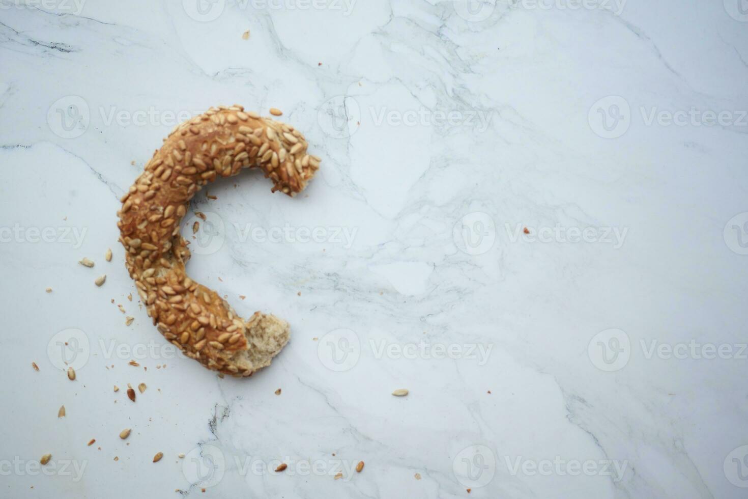 Turks bagel simit Aan tafel foto