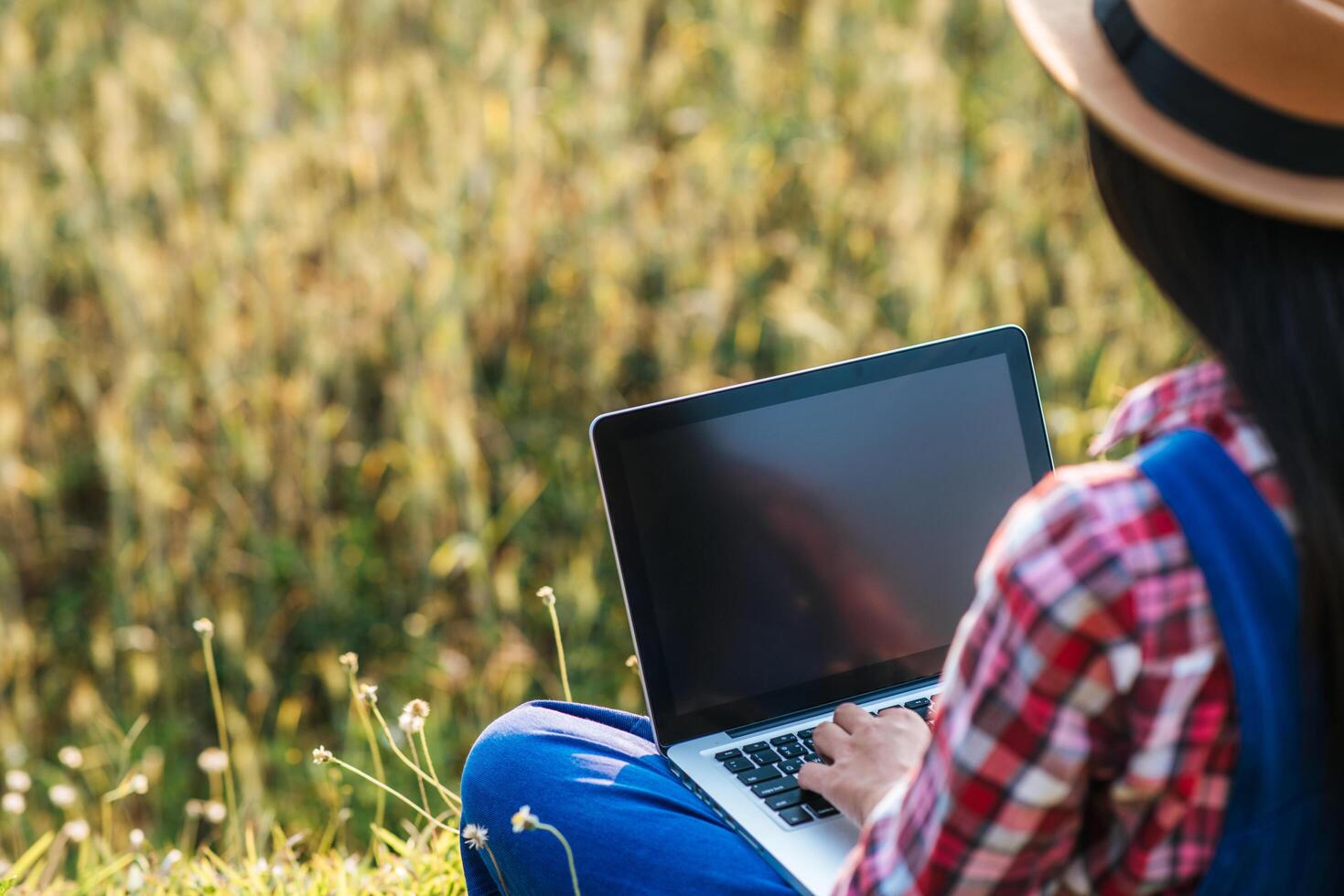 slimme vrouw boer kijken naar gerst veld met laptopcomputer foto