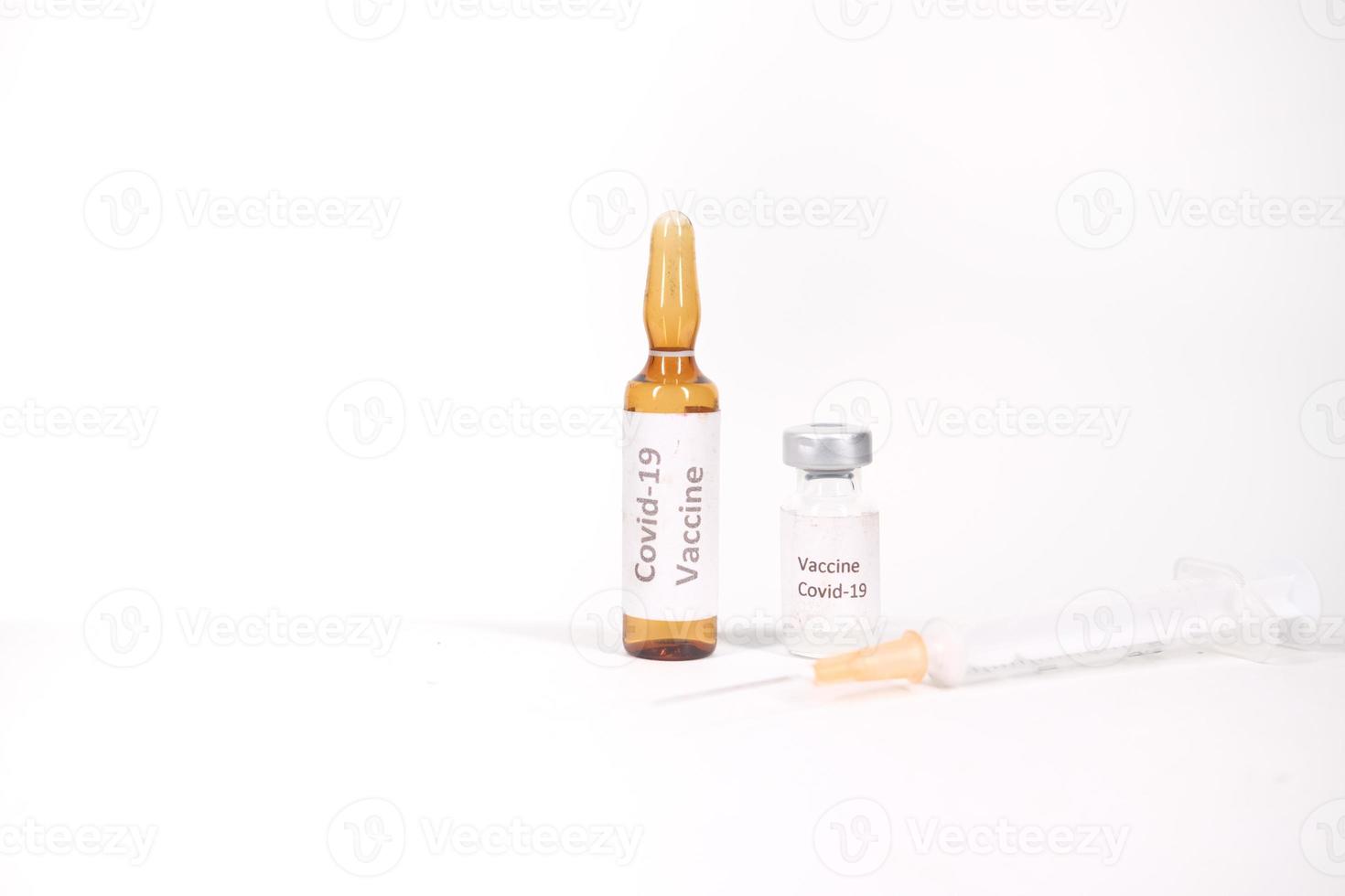 close-up van coronavirusvaccin en spuit op witte achtergrond foto