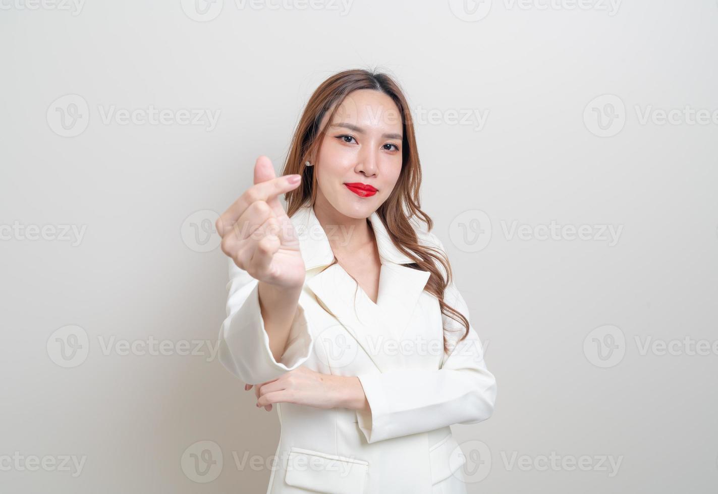 portret mooie Aziatische zakenvrouw met succes emotie op witte achtergrond foto