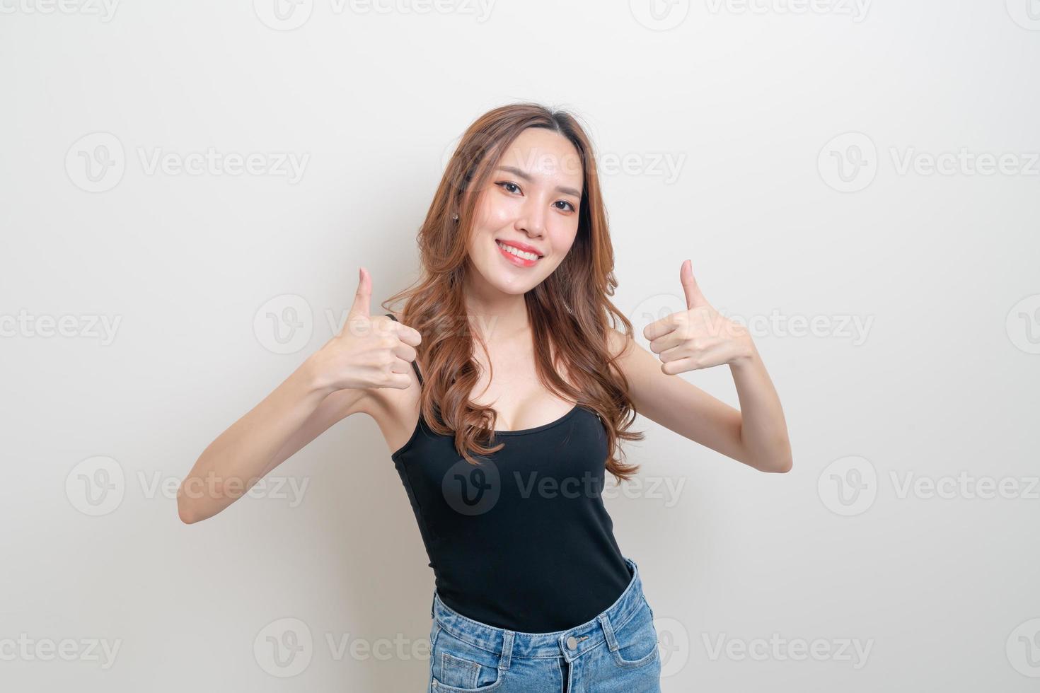 portret mooie aziatische vrouw met hand toon ok of ga akkoord met handteken op witte achtergrond foto