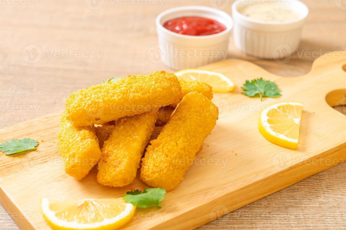 gebakken visstick of frietjes vis met saus foto