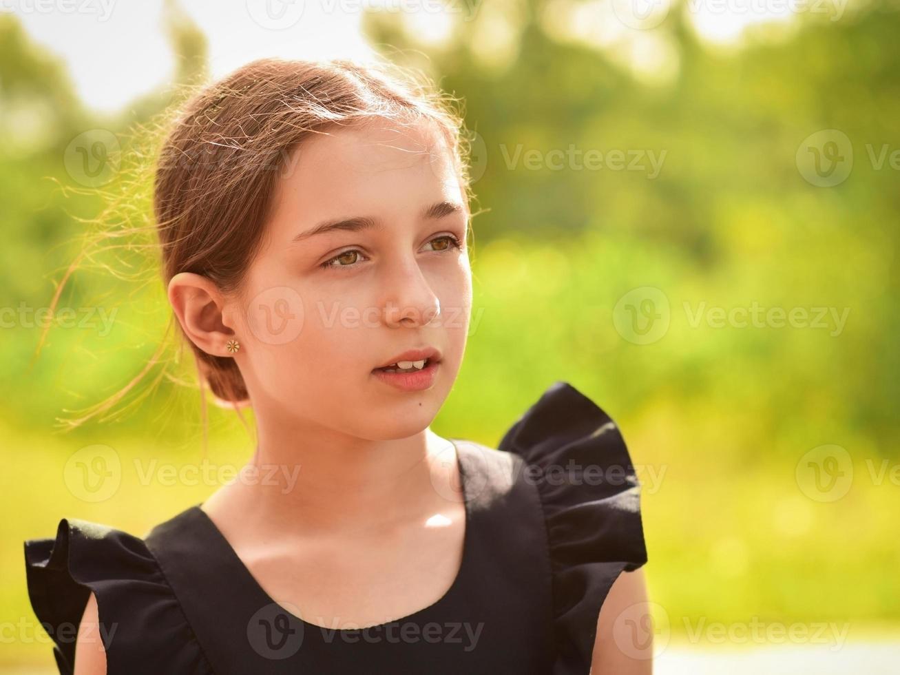 portret van een tienermeisje tegen de natuur foto