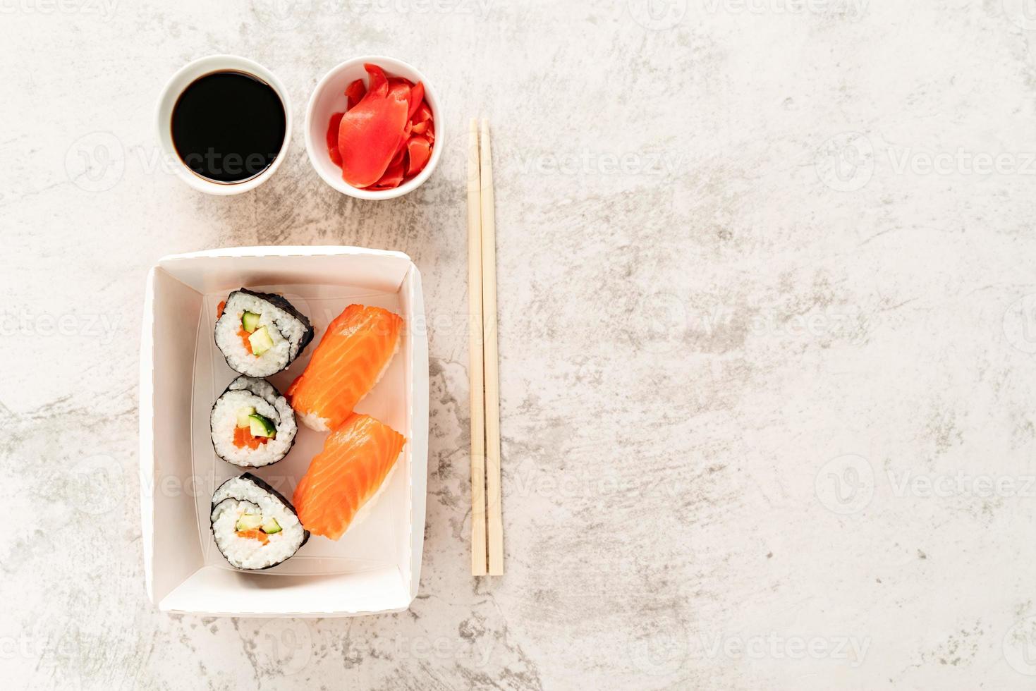 sushi set met sojasaus, gember en chopstics foto