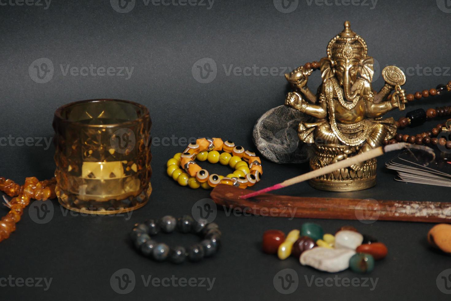 tafel met occulte attributen, bovenaanzicht. Ganesha beeldje, foto