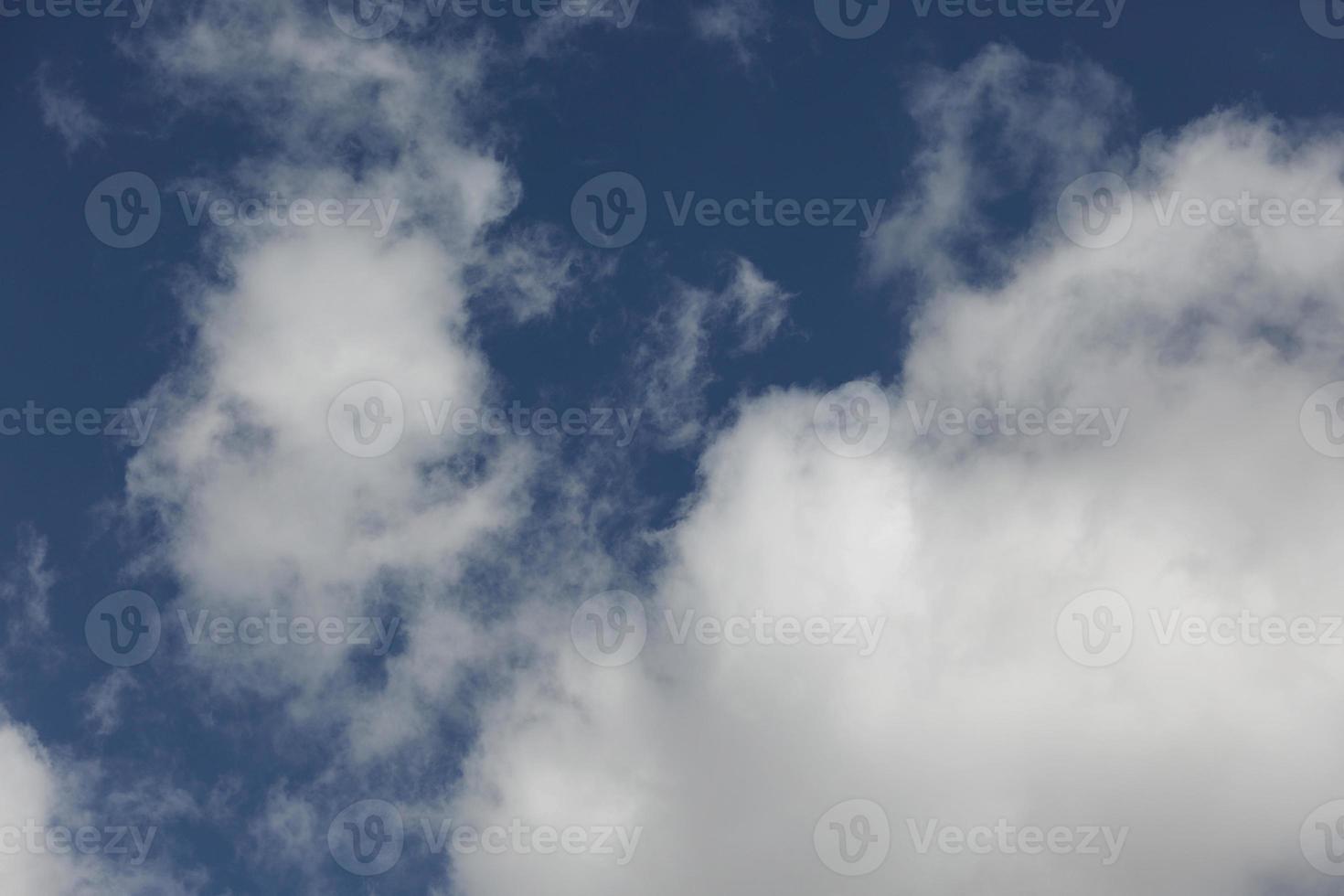 blauwe lucht en wolken, witte wolken zwevend in de lucht foto