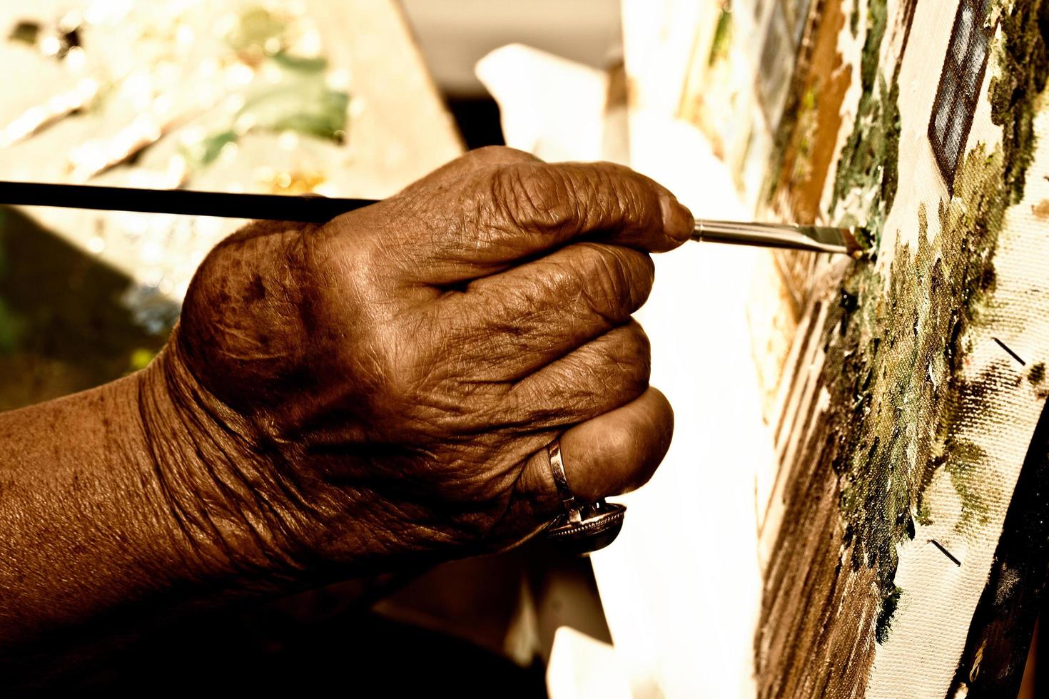 ouderdoms handen schilderen foto