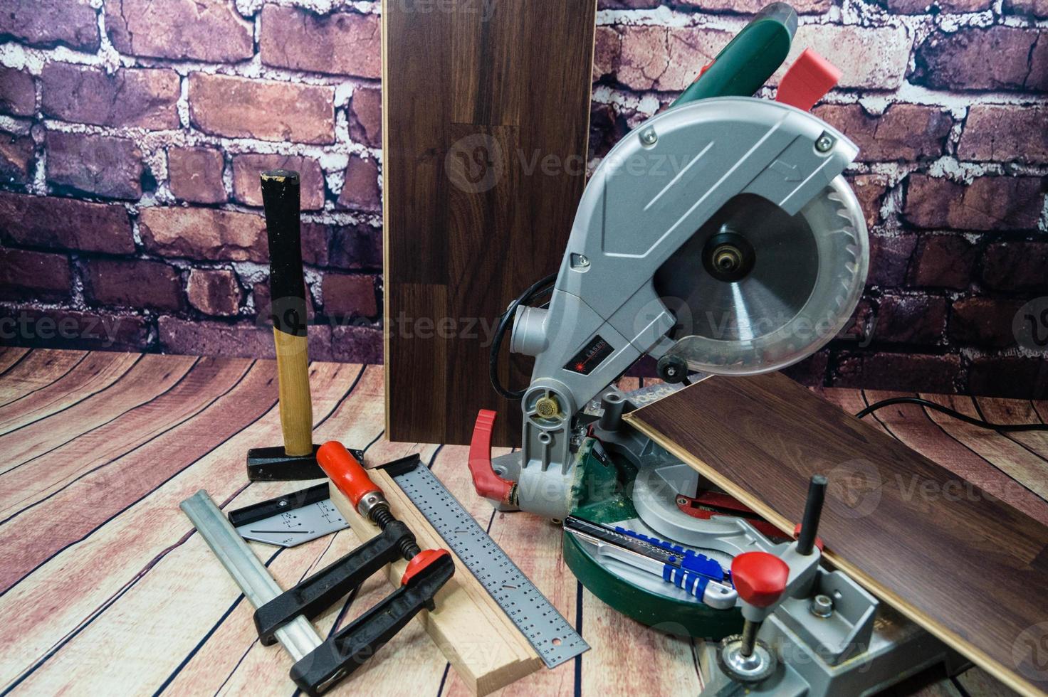 gereedschap voor het leggen van houten laminaat of parket op de vloer foto