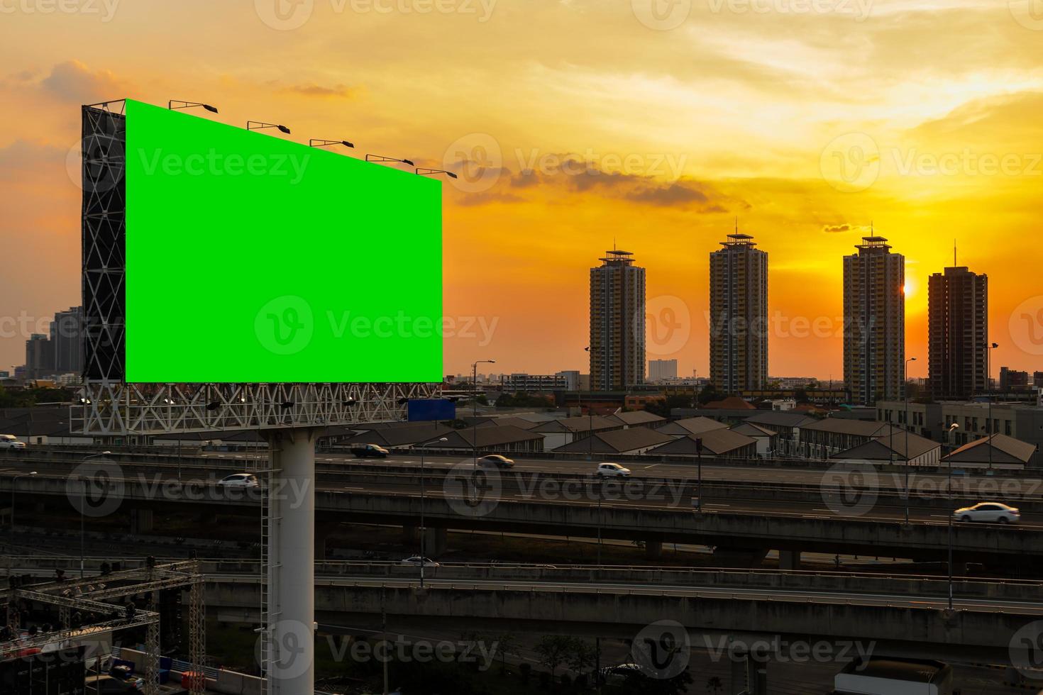 groen scherm billboard naast express manier bij prachtige zonsondergang foto