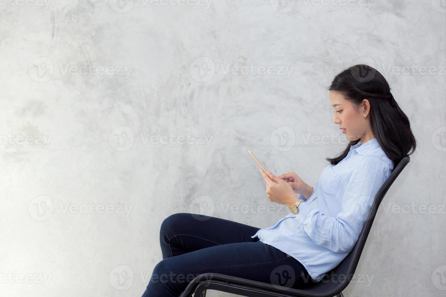 jonge aziatische vrouw die tabletcomputer aanraakt. foto