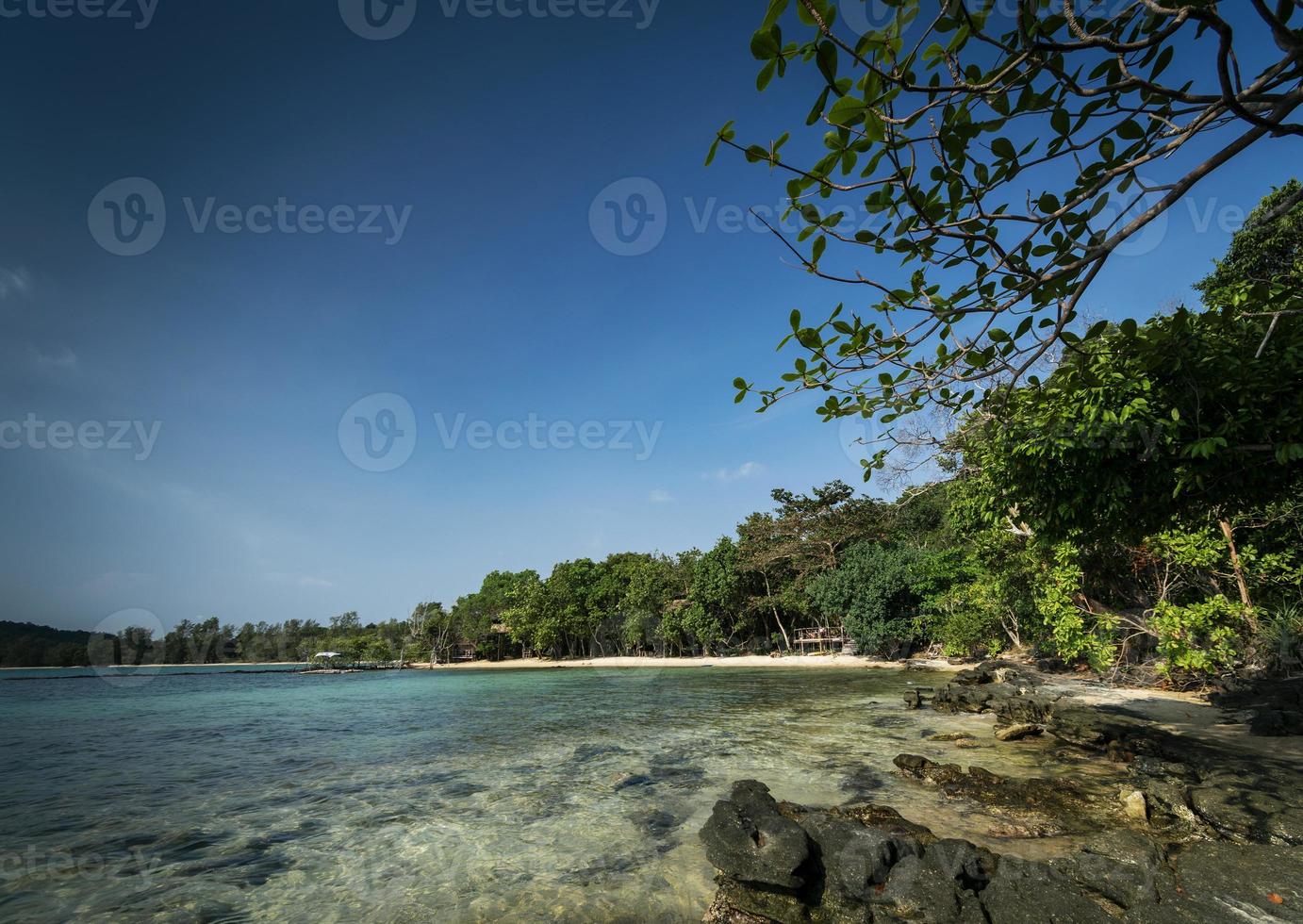 boomhutbaai in koh ta kiev, paradijselijk eiland in cambodja foto